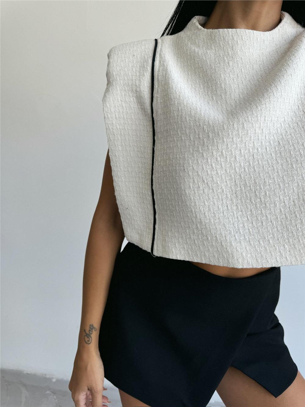 Witte blouse met doorgestikte banddetails