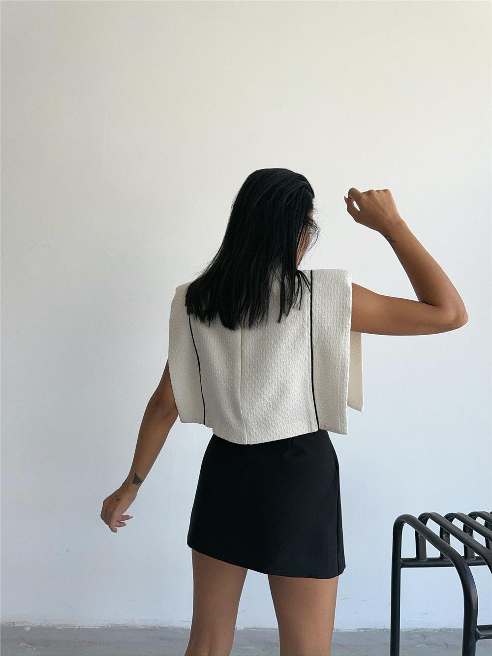 Witte blouse met doorgestikte banddetails